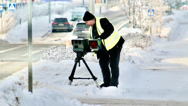 Mobiilse kiiruskaamera operaatori sõnul jõudis ta ühe päeva jooksul mõõta kiirust Võru linnas kolmes kohas ja maakonnas ühes kohas. FOTO: Kalev Annom